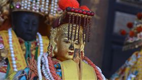 兩岸宗教直航會香　澎湖天后宮啟航（1）睽違17年後，澎湖與中國大陸泉州天后宮的兩岸宗教直航會香3日重啟，此次宗教直航會香，仍由澎湖天后宮擔綱，由「金面二媽」領軍前往。中央社　108年7月3日