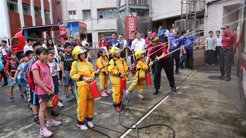 暑期兒童消防營　小尖兵勇闖防災關卡