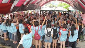 長榮罷工  幹部與成員加油打氣桃園市空服員職業工會發動長榮空服員罷工進入第14天，罷工成員3日持續在桃園南崁長榮運航大樓外靜坐，工會幹部與成員們一起加油打氣。中央社記者施宗暉攝  108年7月3日