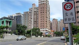高雄市劃設社區交通寧靜區高雄市交通局接獲社區民眾反映，要求降低區內車速以確保民眾安全也保持社區寧靜，交通局已將河堤社區劃為「交通寧靜區」，限速30公里。（高雄市交通局提供）中央社記者王淑芬傳真　108年7月3日