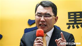 新黨秘書長楊世光針對王炳忠、侯漢廷等人遭拘提召開記者會對外說明。 圖／記者林敬旻攝