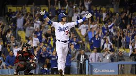 ▲貝林傑（Cody Bellinger）敲出再見全壘打，連續2天和響尾蛇說再見。（圖／美聯社／達志影像）