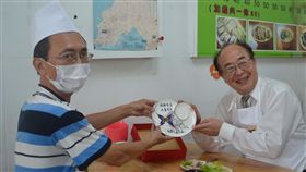 更生人澎湖創業　保護司長力挺（1）一名遠離故鄉的陳姓更生人在澎湖創業有成，法務部保護司長黃玉垣（右）3日到店為陳員加油打氣，並贈送簽名蝴蝶彩繪陶瓷與工作服。中央社　108年7月3日