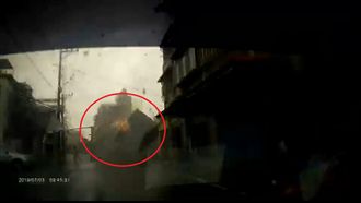 影／怪風肆虐全紀錄！鐵皮斷電線噴火