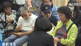 蔡英文總統4日下午赴嘉義市立殯儀館慰問殉職員警李承翰家屬。