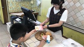 新竹市推呷熊飽餐券  弱勢童7000人次受惠新竹市政府社會處自105年推動「呷熊飽」及「早安！飽貝」餐食補助計畫，讓弱勢孩童可以持餐食券換三餐，經統計，107年度共近7000人次受惠。（新竹市政府社會處提供）中央社記者魯鋼駿傳真  108年7月4日