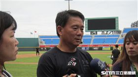 ▲Lamigo總教練洪一中練球時受訪。（圖／記者蕭保祥攝影）