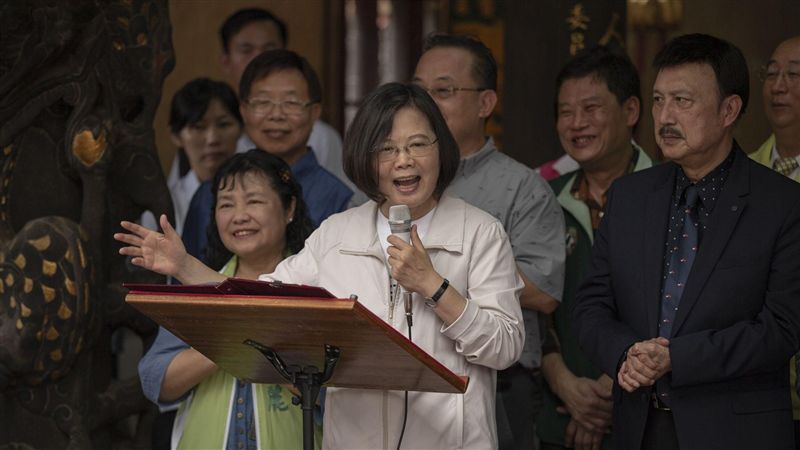 拜廟踩藍營主委地盤？　蔡英文笑回