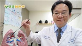 李岡遠主任表示，「三代同堂」組合療法是免疫治療、化療和抗血管新生標靶治療的統稱，三者各司其職。