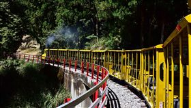 客運調整班次　平日也可訪太平山林務局羅東林區管理處3日表示，國光客運「宜蘭－太平山」1750路線除原本假日行駛外，15日起將試辦平日每日增加一班次，鼓勵民眾平日到訪園區。圖為太平山蹦蹦車。（羅東林管處提供）中央社記者王朝鈺傳真　108年7月3日