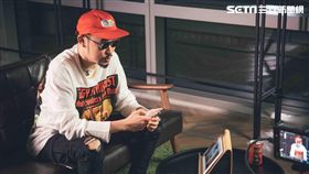 兩方都不知道對方是誰的情況下，聊天會有怎樣火花。（圖／KKBOX提供）