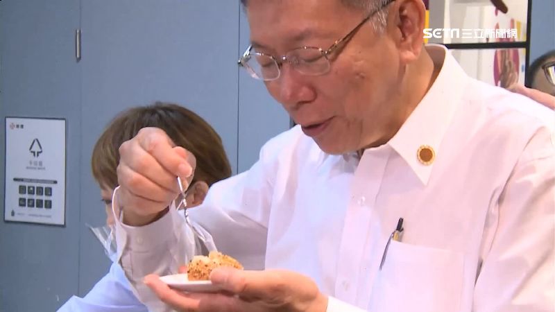 柯文哲吃餅　遭調侃「吃帝王酥會輸」