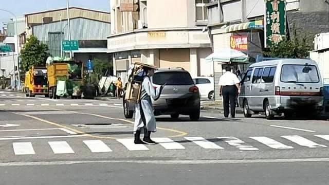 古代書生穿越馬路　網：甯采臣是你？