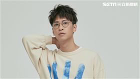 16位資深樂評與DJ連連讚廖文強「好！」。（圖／何樂音樂提供）