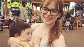 4歲兒子緊貼乳房！辣媽「拉衣餵奶照」曝光　網友全驚呆（圖／翻攝自Riona - The Unnatural Woman臉書）