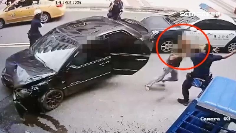 拒盤查！警匪追逐自撞…還伸手搶警槍