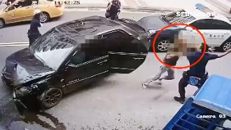 拒盤查！警匪追逐自撞…還伸手搶警槍