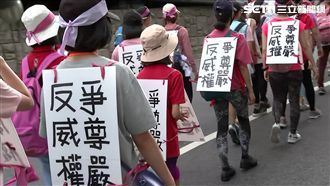 苦行空姐吹冷氣！網：躲飛機輕鬆多了