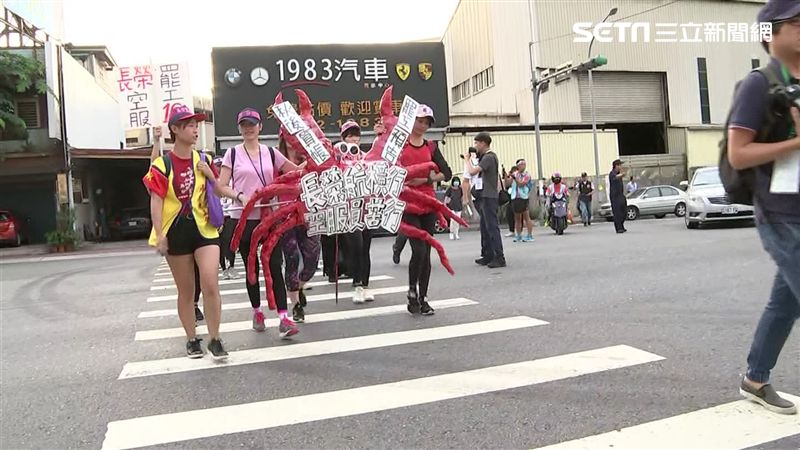 直擊最美苦行！空姐徒步北上陳情