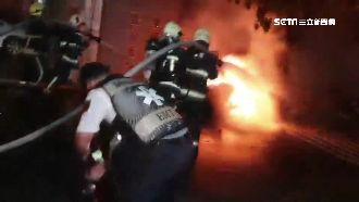 深夜駭人爆炸聲　巷內整排機車陷火海