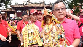 澎湖媽祖泉州會香　賴峰偉協助安座駐駕澎湖與泉州兩岸媽祖和陪同的友廟聖尊，4日在大陸泉州市繞境祈福後回到泉州天后宮母廟，泉州廟方依循古禮迎接，由澎湖縣長賴峰偉（前右）等人安座駐駕，場面肅穆隆重。（澎湖縣政府提供）中央社  108年7月4日