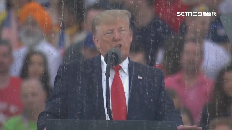 天公不做美！川普國慶閱兵大雨亂場