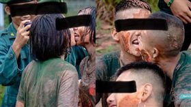 泰學校迎新...逼新生「塗骯髒泥漿」嘴對嘴傳物！網罵爆：超沒衛生（圖／翻攝自臉書Nutchanon Payakaphan）