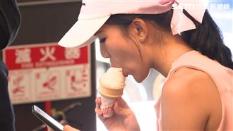 太熱了！空姐們躲速食店吹冷氣、拍腿