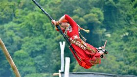 台東各部落豐年祭  148場陸續舉行台東縣政府指出，今年台東部落的豐年祭、收穫祭時間，從6月30日至8月29日，總計有148場。圖為魯凱族收穫祭，少女盪鞦韆。（檔案照片）中央社記者盧太城台東攝  108年7月5日