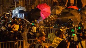 香港太陽花　強勢警力驅離立法會周邊示威者（3）大批香港示威者1日晚間占領立法會議場，似在複製2014年台灣「太陽花運動」；2日凌晨數百名手持防暴器械的香港警察採取行動，以胡椒噴劑和催淚瓦斯強勢驅離群眾。中央社記者裴禛香港攝　108年7月2日