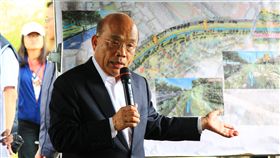 視察台中大康橋計畫  蘇貞昌指示中央支持行政院長蘇貞昌4日前往視察台中市旱溪排水大康橋計畫，他當場指示啟動建設計畫，並由中央全額、全力支持，透過水域環境及生態營造，讓地方從淹水變成親水。中央社記者蘇木春攝　108年7月4日