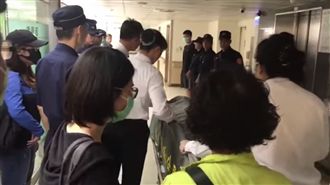 止不住淚水！勇警同袍製回憶片悼念