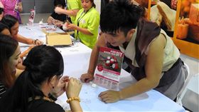 菲旅客愛台灣水果和伴手禮　消費力不容小覷菲律賓下半年規模最大的旅展「瘋旅行」（TME）4日登場，台灣「十鼓擊樂團」團員教消費者動手做祈福鼓。中央社記者陳妍君馬尼拉攝　108年7月4日