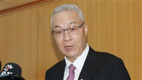 總統是否兼黨魁　吳敦義：承擔是光榮卸下是輕鬆國民黨代表擬提案刪除「總統兼任黨主席」的黨章規定，國民黨主席吳敦義（圖）14日表示，他對此案沒有主觀意見，承擔是光榮、卸下是輕鬆。中央社記者郭日曉攝　108年6月14日