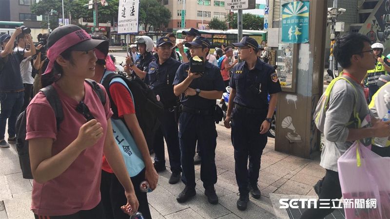 快訊／空姐苦行經西門町　警要求解散