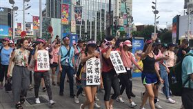 苦行空姐  長榮罷工 送紅豆餅