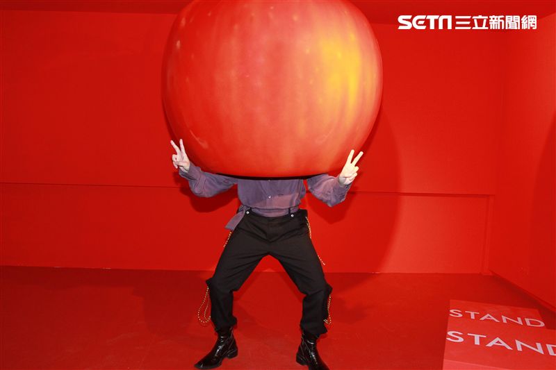 吳青峰「巴別塔慶典概念展」開展。（記者邱榮吉/攝影）