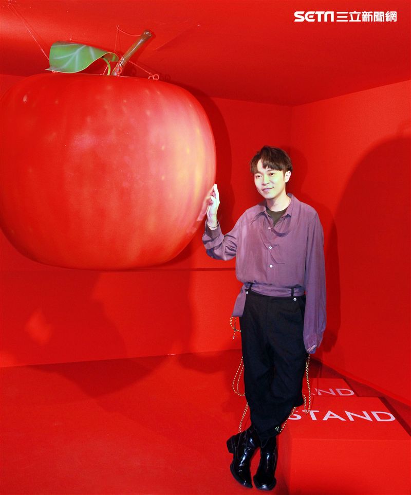 吳青峰「巴別塔慶典概念展」開展。（記者邱榮吉/攝影）