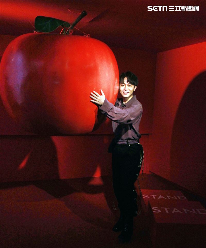 吳青峰「巴別塔慶典概念展」開展。（記者邱榮吉/攝影）