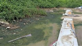 25桶化學廢液遭棄置竹縣農場新竹縣芎林鄉一處休閒農場被堆置25桶化學廢液桶，新竹縣議員鄭昱芸指出，先前發現廢液桶有滲出情形，農場下方池塘的池水變成黑色，還浮有一層油污，已通報環保局處理。（翻攝畫面）中央社記者郭宣(文三)新竹縣傳真  108年7月5日