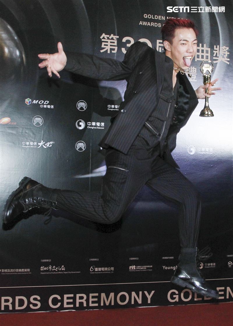 第30屆金曲獎獲得最佳新人獎ØZI。（記者邱榮吉、林士傑/攝影）