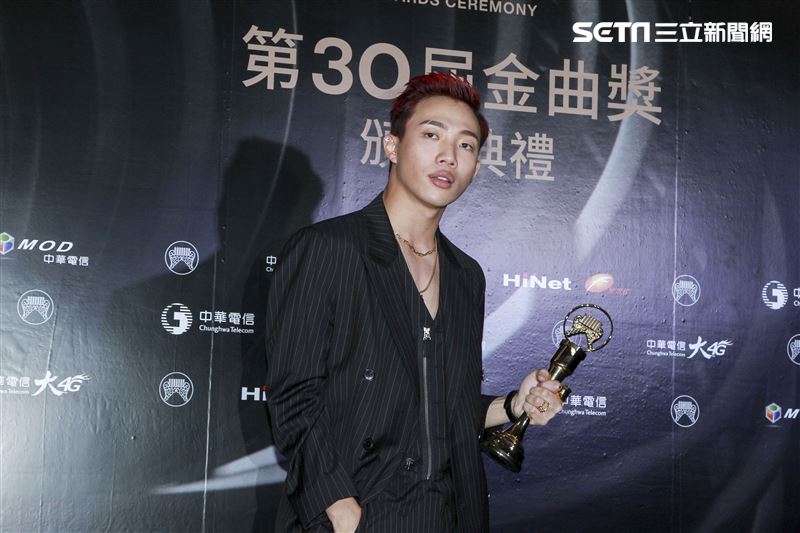 第30屆金曲獎獲得最佳新人獎ØZI。（記者邱榮吉、林士傑/攝影）