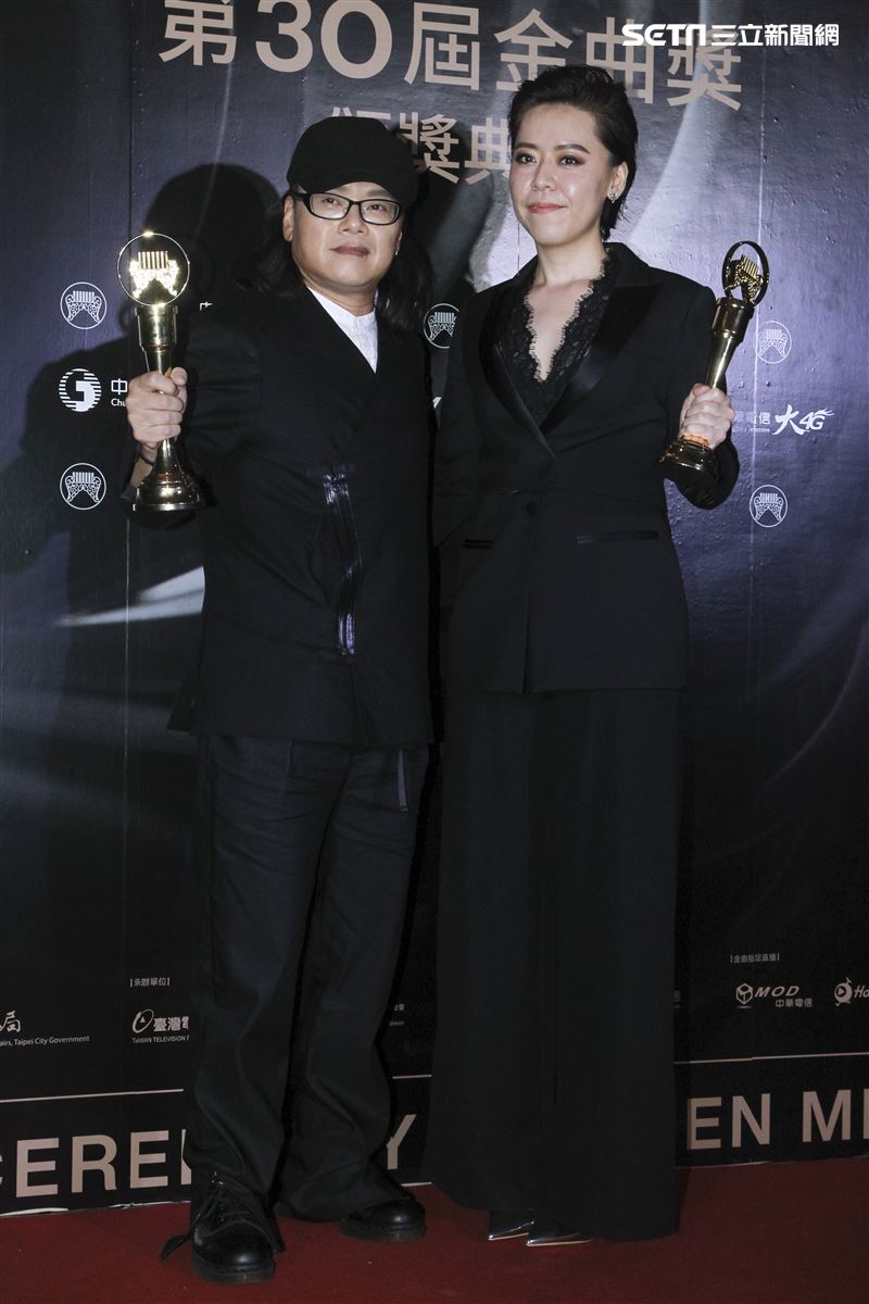 第30屆金曲獎獲得最佳台語男女歌手流氓阿德、江惠儀。（記者邱榮吉、林士傑/攝影）