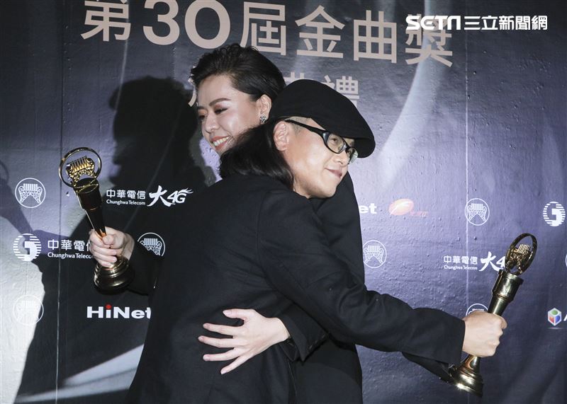 第30屆金曲獎獲得最佳台語男女歌手流氓阿德、江惠儀。（記者邱榮吉、林士傑/攝影）