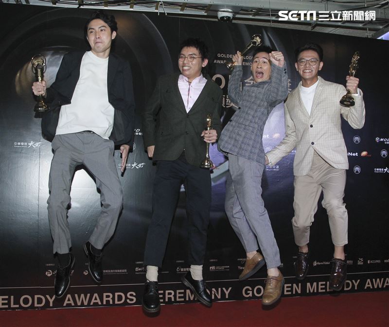 第30屆金曲獎獲得最佳演唱組合獎椅子樂團（裘詠靖、陳仲穎、孫伯元）。（記者邱榮吉、林士傑/攝影）