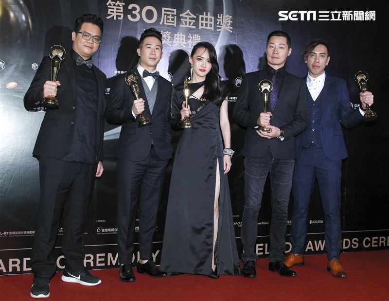 第30屆金曲獎獲得最佳樂團獎閃靈（林昶佐、劉笙彙、葉湘怡、汪子驤、高嘉嶸）。（記者邱榮吉、林士傑/攝影）