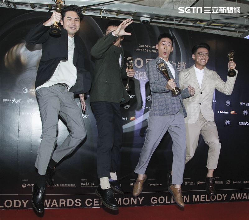 第30屆金曲獎獲得最佳演唱組合獎椅子樂團（裘詠靖、陳仲穎、孫伯元）。（記者邱榮吉、林士傑/攝影）