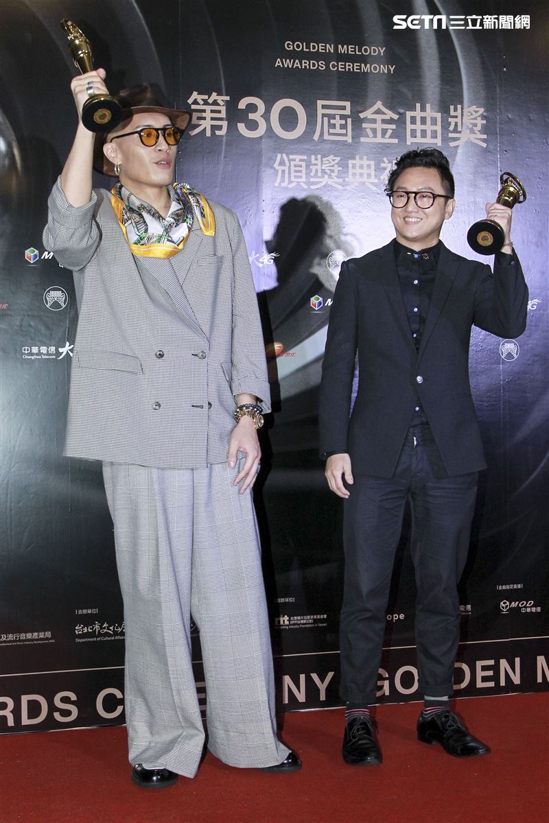 第30屆金曲獎獲得最佳單曲製作人獎余佳倫、黃宣。（記者邱榮吉、林士傑/攝影）