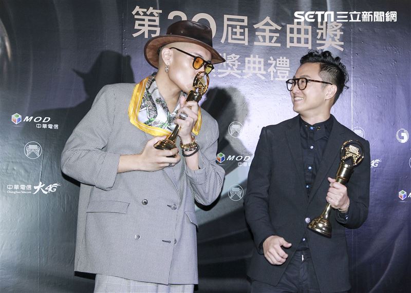 第30屆金曲獎獲得最佳單曲製作人獎余佳倫、黃宣。（記者邱榮吉、林士傑/攝影）