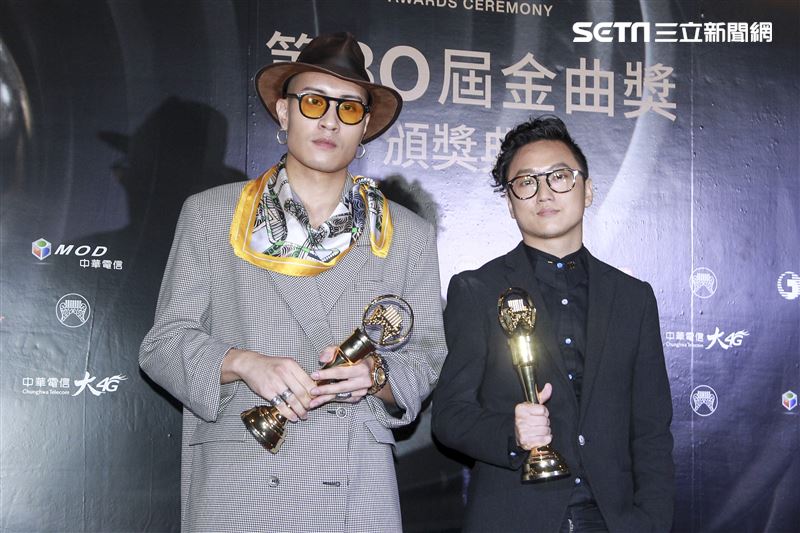 第30屆金曲獎獲得最佳單曲製作人獎余佳倫、黃宣。（記者邱榮吉、林士傑/攝影）
